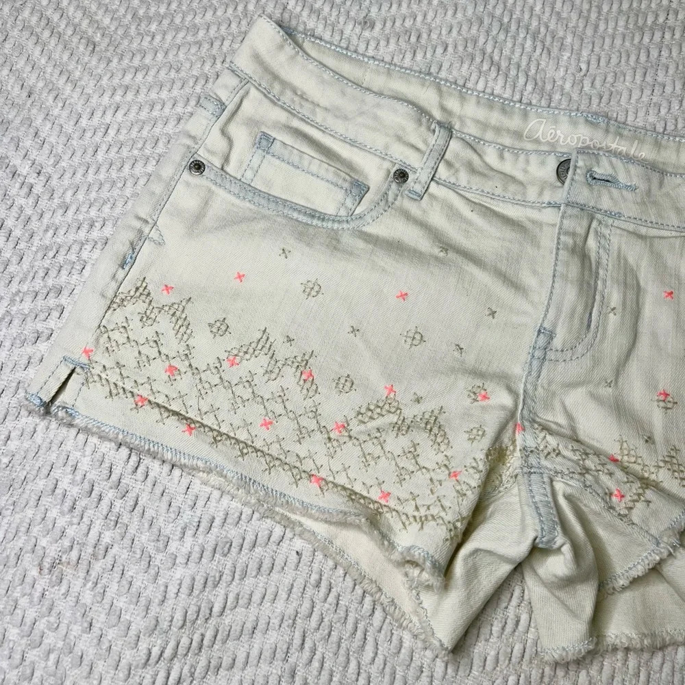 🖤New Aeropostale Light Wash Embroider Denim Shorts🖤 - Picture 3 of 11